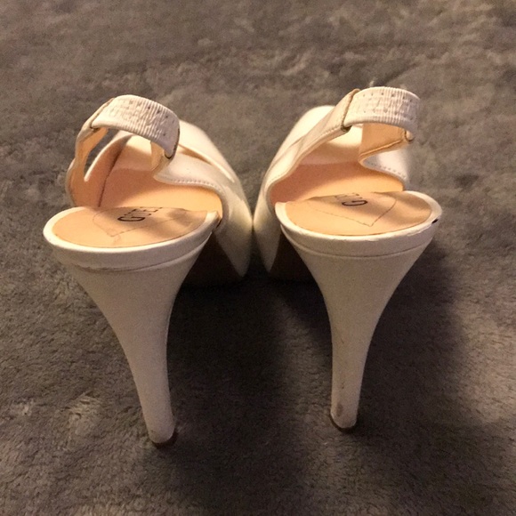 Guess shoes creamy white 4&1/2 in heal size 7 - Picture 3 of 5